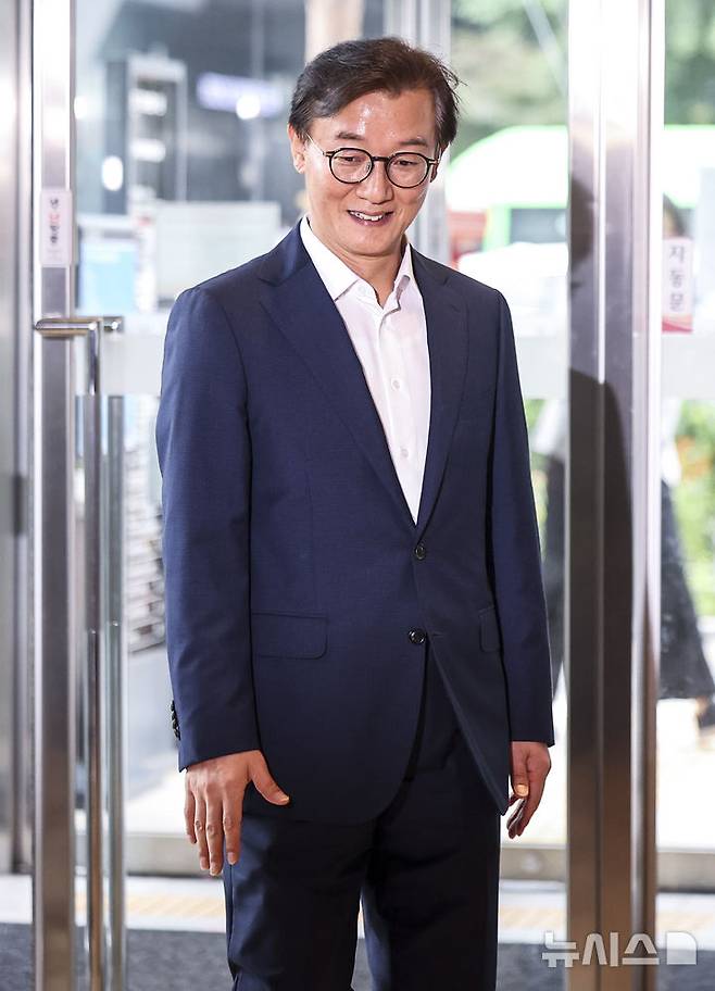 [서울=뉴시스] 김선웅 기자 = 전재수 해양수산부 장관 후보자가 25일 서울 마포구 포스트타워 마포에 마련된 인사청문회 준비 사무실로 출근하고 있다. 2025.06.25. mangusta@newsis.com