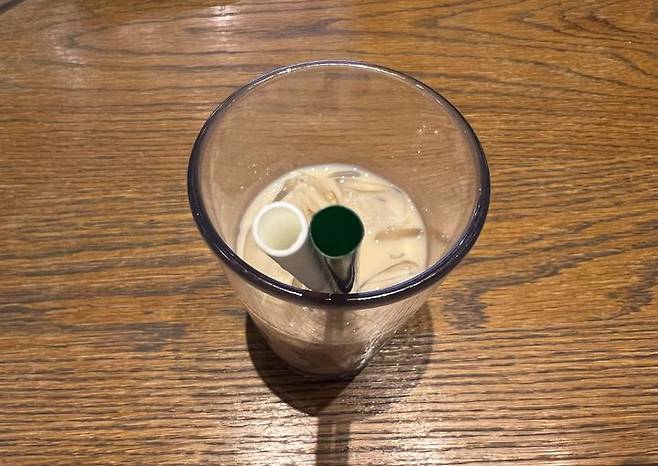 [서울=뉴시스] 김민성 기자 = 스타벅스가 기존 제공하던 종이 빨대(왼쪽)과 시범 도입한 식물유래소재 플라스틱 빨대 모습. 2025.06.25. kms@newsis.com. *재판매 및 DB 금지