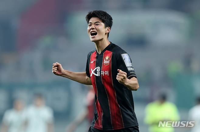 [서울=뉴시스] 백동현 기자 = 27일 오후 서울 마포구 서울월드컵경기장에서 열린 2022 하나원큐 FA컵 결승 FC서울과 전북현대의 경기, 서울 기성용이 득점 후 기뻐하고 있다. 2022.10.27. livertrent@newsis.com
