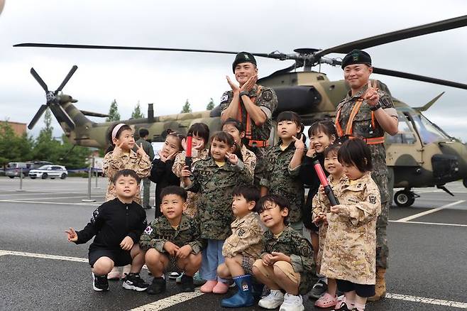 [논산=뉴시스]육군훈련소는 25일 훈련소 내 연무관 일대에서 '민·관·군 화합 페스티벌'을 가졌다. 어린이들이 육군 전투헬기인 수리온 탑승체험을 하고 있다. 2025. 06. 25 photo@newsis.com *재판매 및 DB 금지