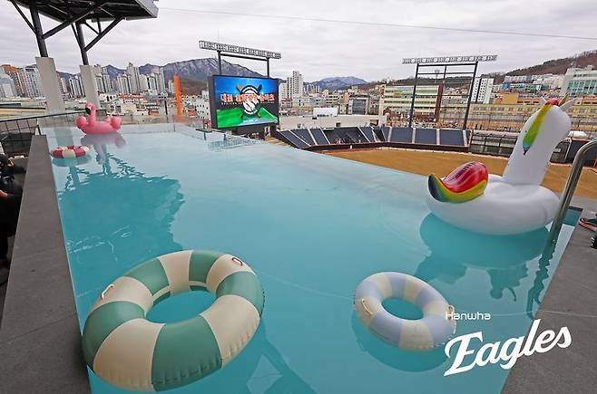 [서울=뉴시스] 프로야구 한화 이글스의 홈구장 대전 한화생명볼파크에 마련된 인피니티풀. (사진=한화 이글스 제공) 2025.03.05. *재판매 및 DB 금지