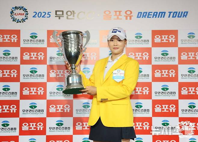[서울=뉴시스]김민솔, KLPGA 드림투어 8차전 우승. (사진=KLPGA 투어 제공)