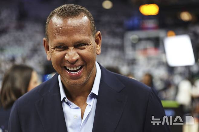 [미니애폴리스=AP/뉴시스] 미국프로농구(NBA) 미네소타 팀버울브스 구단주가 된 알렉스 로드리게스. 2025.05.25