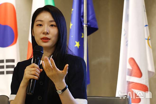[서울=뉴시스] 박주성 기자 = 25일 오후 서울 강남구 하이 스트리트 이탈리아에서 열린 2026 밀라노 코르티나 동계 올림픽 공식 설명회, “2026 밀라노 코르티나, 세계와 만나다”에서 전 피겨스케이팅 선수 김연아가 발언을 하고 있다. 2025.06.25. park7691@newsis.com