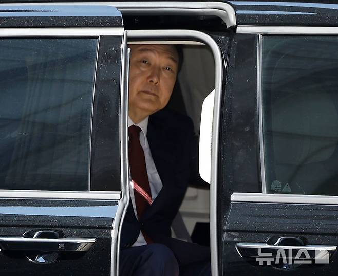 [서울=뉴시스] 사진공동취재단 = 윤석열 전 대통령이 지난 23일 서울 서초구 서울중앙지방법원에서 열린 내란 우두머리 혐의·직권남용 권리행사 방해 혐의 사건 8차 공판에 출석하기 위해 차량에서 내리고 있다. 2025.06.23. photo@newsis.com