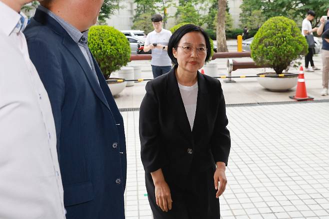 한성숙 중소벤처기업부 장관 후보자가 24일 서울 영등포구 여의도 삼희익스콘벤처타워에 마련된 인사청문회 준비 사무실로 출근하고 있다. 연합뉴스