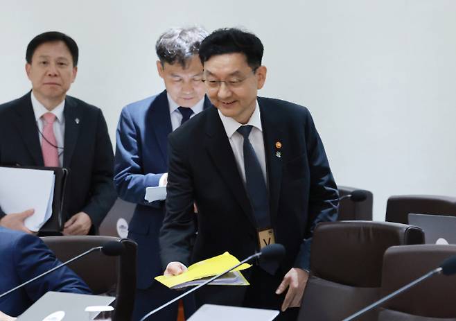 윤창렬 국무조정실장이 24일 서울 용산 대통령실 청사에서 열린 국무회의에 참석하고 있다. 연합뉴스
