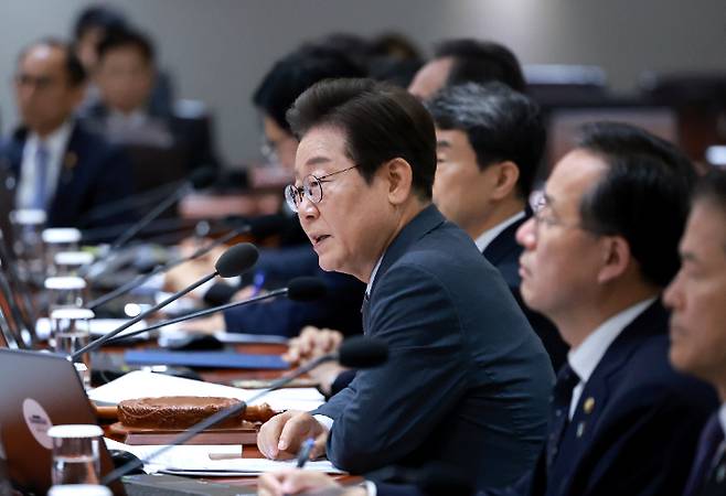 이재명 대통령이 24일 서울 용산 대통령실 청사에서 열린 국무회의를 주재하며 발언하고 있다. 연합뉴스