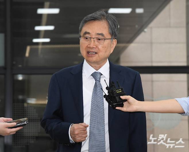 조현 외교부 장관 후보자가 24일 오전 서울 종로구 대우빌딩에 마련된 인사청문회 준비 사무실로 출근하며 취재진의 질문에 답변하고 있다. 황진환 기자