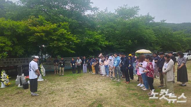 세계 감리교 청년 평화순례 프로그램 참가자들이 25일 오후 대전 골령골 민간인 집단 학살 현장에서 희생자들을 추모하는 시간을 갖고 있다. 송주열 기자