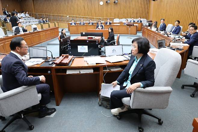 25일 서울 국회에서 열린 김민석 국무총리 후보자 인사청문회에서 국민의힘 소속 이종배 위원장과 여당 간사인 더불어민주당 김현 의원이 청문회 속개 시간 등과 관련해 대화하고 있다. 연합뉴스