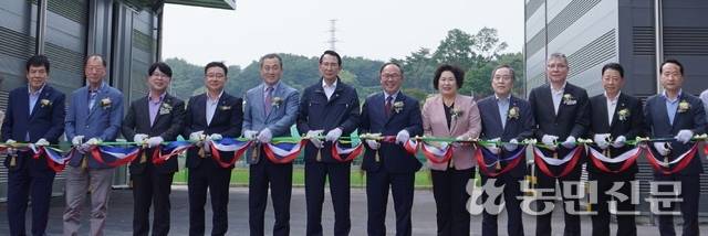 17일 충남 서산 지곡농협 농산물산지유통센터(APC) 준공식에서 유우식 조합장(왼쪽 다섯째부터)과 이완섭 서산시장을 비롯한 참석자들이 지곡농협 APC 발전을 기원하며 축하 테이프를 자르고 있다.