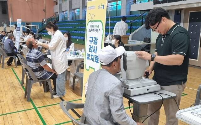 24일 경북 문경 점촌농협 ‘농촌 왕진버스’ 행사에서 어르신들이 안과와 구강 검진을 받고 있다. 문경시