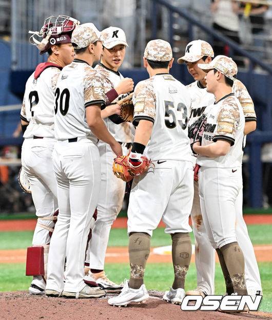 [OSEN=고척, 민경훈 기자] 24일 서울 고척스카이돔에서 ‘2025 신한 SOL Bank KBO리그’ 키움 히어로즈와 KIA 타이거즈의 경기가 열렸다.이 경기에서 키움은 KIA에 9-6으로 승리하며 7연승을 저지하고 2연패에서 탈출했다.&nbsp;경기를 마치고 키움 선수들이 하이파이브를 하고 있다. 2025.06.24 / rumi@osen.co.kr