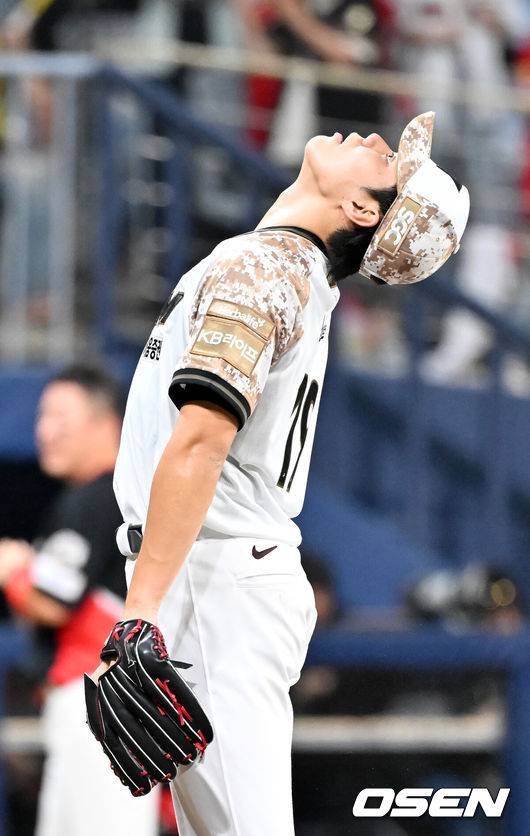 [OSEN=고척, 민경훈 기자] 24일 서울 고척스카이돔에서 ‘2025 신한 SOL Bank KBO리그’ 키움 히어로즈와 KIA 타이거즈의 경기가 열렸다.키움은 김윤하, KIA는 윤영철을 선발로 내세웠다.5회초 무사 주자 만루 KIA 한준수 타석에서 키움 선발 김윤하가 교체되며 아쉬워하고 있다. 2025.06.24 / rumi@osen.co.kr