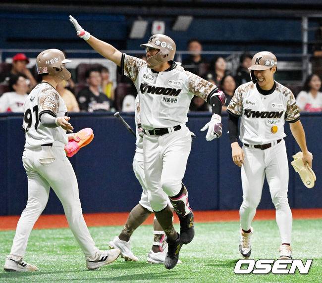 [OSEN=고척, 민경훈 기자] 24일 서울 고척스카이돔에서 ‘2025 신한 SOL Bank KBO리그’ 키움 히어로즈와 KIA 타이거즈의 경기가 열렸다.키움은 김윤하, KIA는 윤영철을 선발로 내세웠다.6회말 1사 주자 1,2루 키움 임지열이 좌중월 달아나는 스리런 홈런을 때린 후 홈을 밟으며 기뻐하고 있다. 2025.06.24 / rumi@osen.co.kr
