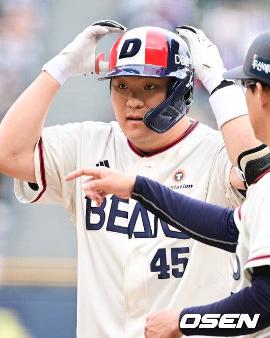 [OSEN=잠실, 조은정 기자]24일 오후 서울 잠실구장에서 2025 신한 SOL Bank KBO리그 두산 베어스와 NC 다이노스의 경기가 열렸다.두산은 최원준을 NC는 라일리를 선발 투수로 내세웠다.2회말 2사 1루 두산 김기연이 안타를 날린 뒤 세리머니를 하고 있다. 2025.05.24