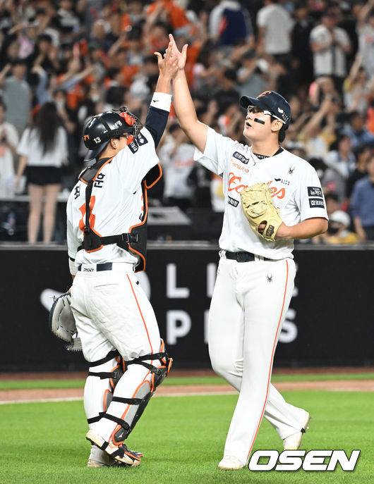 [OSEN=대전, 김성락 기자] 한화 김서현(오른쪽)이 승리 후 포수 최재훈과 세리머니를 하고 있다. 2025.06.04 / ksl0919@osen.co.kr