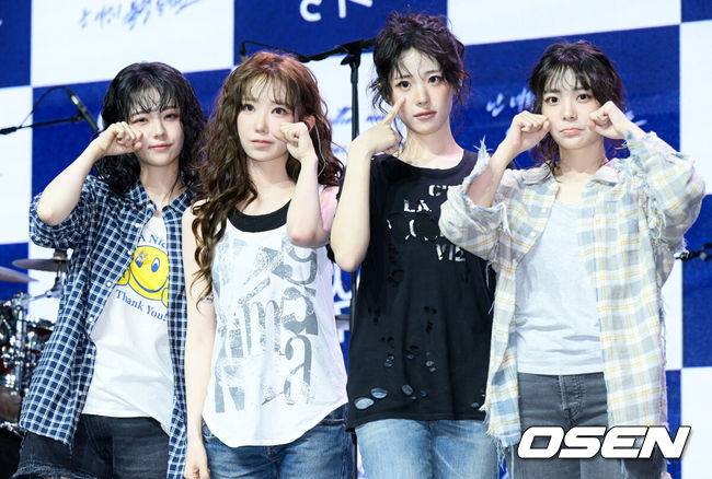 [OSEN=조은정 기자]QWER(쵸단, 마젠타, 히나, 시연) 미니 3집 ‘난 네 편이야, 온 세상이 불협일지라도’ 발매 기념 미디어 쇼케이스가 9일 서울 서대문구 예스24 원더로크홀에서 열렸다. 미니 3집 ‘난 네 편이야, 온 세상이 불협일지라도’는 QWER이 쌓아온 밝고 희망찬 성장 서사 속에 불협의 시간을 함께 이겨낸 네 멤버가 변치 않는 미래를 다짐하는 앨범이다. QWER이 포즈를 취하고 있다. 2025.06.09 /cej@osen.co.kr