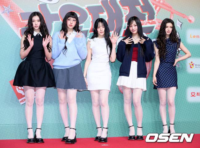 [OSEN=이대선 기자] 25일 오후 인천 중구 인스파이어 리조트 그랜드 볼룸에서 2024 SBS 가요대전 레드카펫 행사가 열렸다.이번 ‘가요대전’에는 8년 만에 돌아온 지드래곤을 비롯해 키(KEY), 2NE1, NCT 127, NCT DREAM, Stray Kids (스트레이 키즈), (여자)아이들, ATEEZ(에이티즈), WayV, ITZY, 투모로우바이투게더, 이영지, CRAVITY, TREASURE(트레저), aespa, ENHYPEN(엔하이픈), IVE, NMIXX, LE SSERAFIM, 뉴진스(NewJeans), BOYNEXTDOOR, ZEROBASEONE, 라이즈(RIIZE), TWS 투어스), NCT WISH, 아일릿(ILLIT), BABYMONSTER, NEXZ, izna(이즈나)까지 총 29팀이 출연한다.그룹 뉴진스가 레드카펫을 밟고 있다. 2024.12.25 /sunday@osen.co.kr