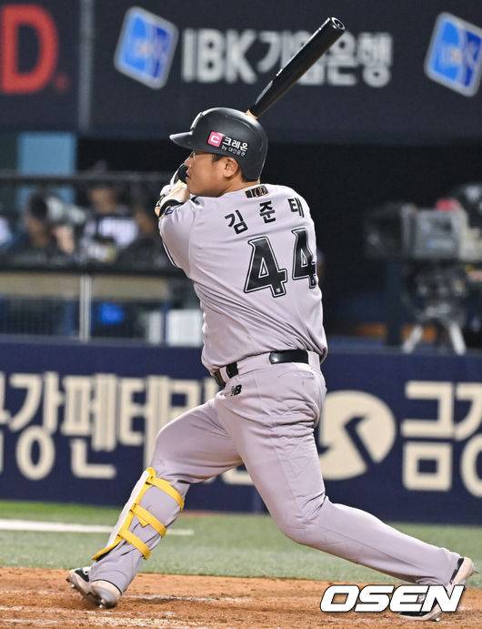 [OSEN=잠실, 박준형 기자] 29일 오후 서울 잠실구장에서 ‘2024 신한 SOL BANK KBO리그’ 두산 베어스와 KT 위즈의 경기가 진행됐다.이날 두산은 최준호를 KT는 원상현을 선발투수로 내세웠다.9회초 1사 2,3루 KT 김준태가 2타점 적시 2루타를 날리고 있다. 2024.05.29