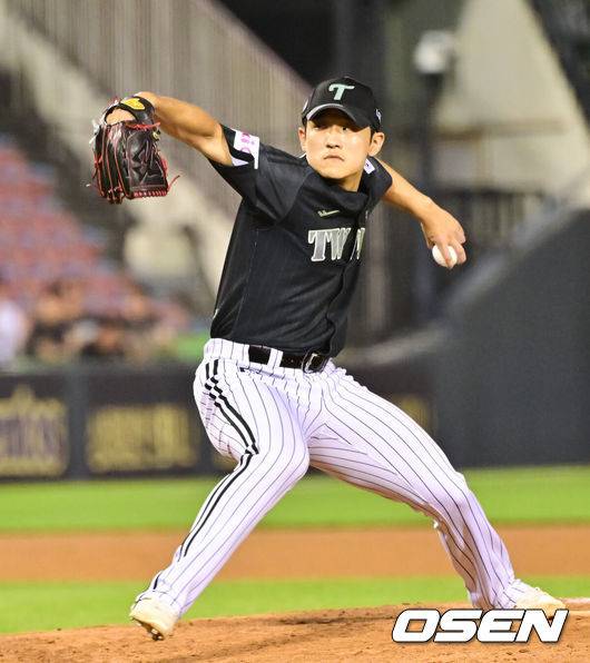 [OSEN=잠실, 박준형 기자] 17일 오후 서울 잠실구장에서 ‘2025 신한 SOL BANK KBO리그’ LG 트윈스와 NC 다이노스의 경기가 진행됐다.이날 LG는 에르난데스를, NC는 라일리를 선발투수로 내세웠다.7회초 LG 임준형이 투구하고 있다. 2025.06.17 / soul1014@osen.co.kr