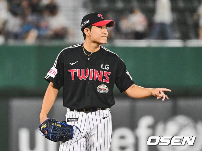 [OSEN=부산, 이석우 기자] 19일 부산 사직야구장에서 2024 신한 SOL 뱅크 KBO 리그 롯데 자이언츠와 LG 트윈스의 경기가 열렸다. 홈팀 롯데는 박세웅이 선발 출전하고 LG는 임준형이 선발 출전했다.LG 트윈스 선발 투수 임준형이 1루 수비 사인을 내고 있다. 2024.09.19 / foto0307@osen.co.kr
