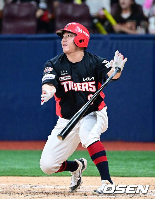 [OSEN=고척, 최규한 기자] 25일 서울 고척스카이돔에서 ‘2025 신한 SOL Bank KBO리그’ 키움 히어로즈와 KIA 타이거즈의 경기가 열렸다.홈팀 키움은 라클란 웰스, 방문팀 KIA는 애덤 올러를 선발로 내세웠다.3회초 2사 2루 상황 KIA 이창진이 선제 1타점 2루타를 날리고 있다. 2025.06.25 / dreamer@osen.co.kr