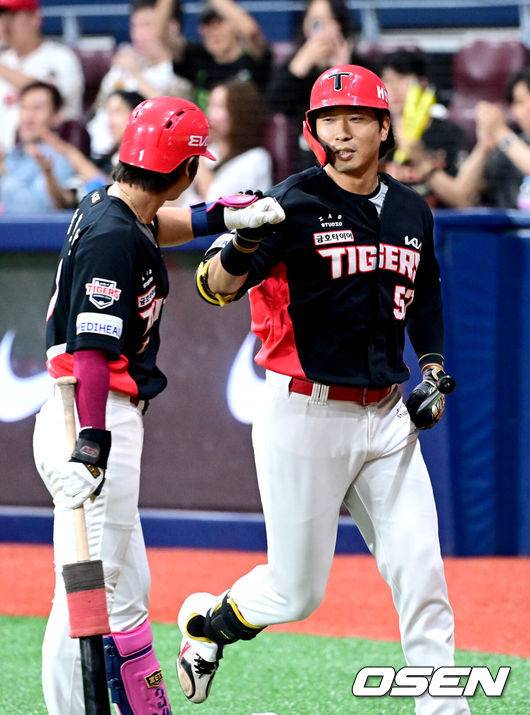 [OSEN=고척, 최규한 기자] 25일 서울 고척스카이돔에서 ‘2025 신한 SOL Bank KBO리그’ 키움 히어로즈와 KIA 타이거즈의 경기가 열렸다.홈팀 키움은 라클란 웰스, 방문팀 KIA는 애덤 올러를 선발로 내세웠다.7회초 무사 선두타자로 나선 KIA 고종욱이 달아나는 우월 솔로포를 날리고 홈을 밟은 뒤 박찬호와 기뻐하고 있다. 2025.06.25 / dreamer@osen.co.k