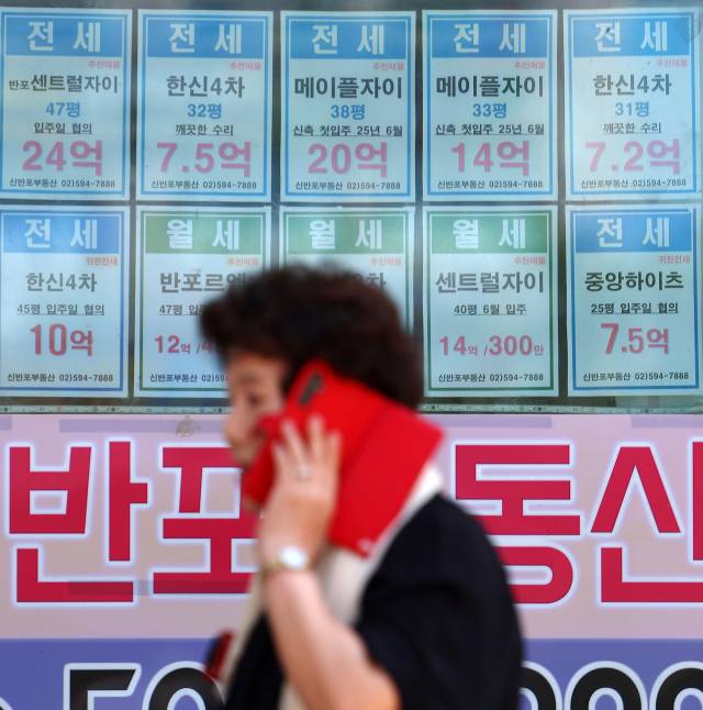 ▲최근 급격한 서울 집값 상승으로 서울 평균 전세가율(매매가격 대비 전세가격비율)은 8년여 만에 최저치를 기록한 가운데 23일 서울 시내의 한 부동산에 붙은 전세 매물 안내문 앞으로 시민이 지나고 있다. 이날 부동산R114가 서울 25개 자치구 아파트 157만가구의 평균 가격을 표본 삼아 분석한 결과에 따르면 지난달 서울 평균 전세가율은 45.2%로 2017년 1월 이래 최저치를 기록했다. 특히 강남 3구는 30%대를 기록한 것으로 나타났다. ⓒ연합뉴스