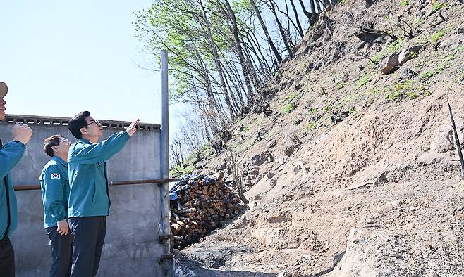 18일 경북 영덕군 영덕읍 오보리 마을을 찾은 김광열 영덕군수가 여름철 장마 대비 현장을 점검하고 있다. 영덕군 제공