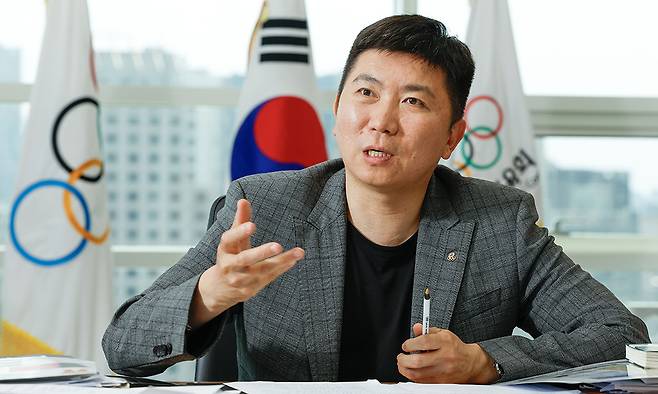 유승민 대한체육회 회장이 지난 11일 서울 송파구 방이동 올림픽회관 집무실에서 세계일보와 만나 최초 올림픽 금메달리스트 출신이자 역대 최연소 체육계 수장으로서의 포부를 밝히고 있다. 최상수 기자