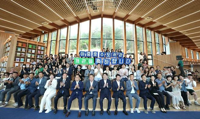 25일 열린 전북 전주시 아중호수도서관 개관식에서 우범기 전주시장과 남관우 전주시의회 의장 등 주요 참석자들이 개관을 축하하는 박수를 치고 있다. 전주시 제공