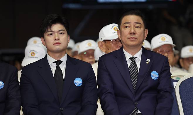 국민의힘 김용태 비상대책위원장(왼쪽)과 더불어민주당 김병기 당대표 직무대행 겸 원내대표가 25일 대전 유성구 컨벤션센터에서 열린 6·25전쟁 제75주년 기념 행사에서 생각에 잠겨 있다. 대전=뉴시스