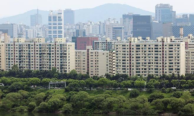 서울 성동구 달맞이공원에서 바라본 강남구 압구정동 아파트의 모습. 연합뉴스