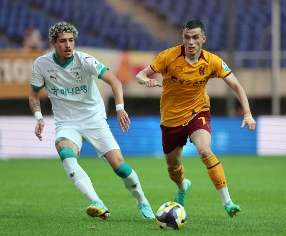 광주FC의 핵심 공격수 아사니(오른쪽)의 경기 모습. 연합뉴스