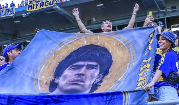 마라도나 얼굴 그림 들고 응원하는 프로축구팀 보카 주니어스(보카 후니오르스) 팬들. EPA 연합뉴스