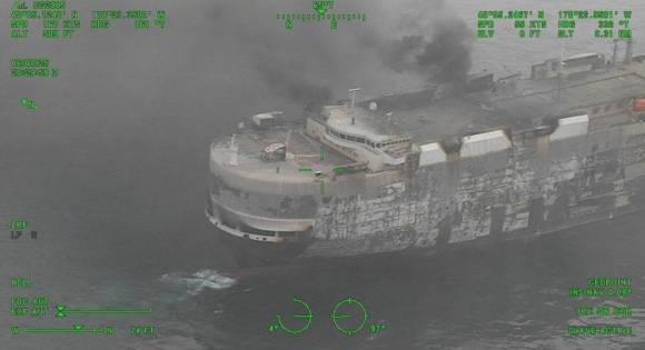 지난 8일 촬영한 불타고 있는 화물선 모닝 미다스. 미 해안경비대 제공