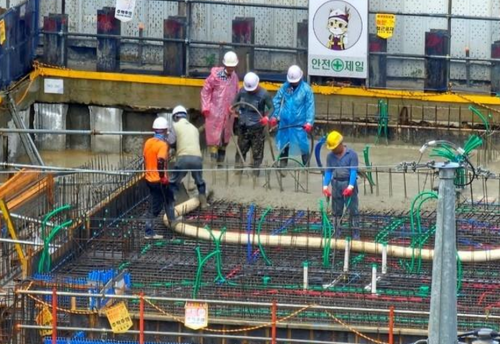 건설 현장에 콘크리트를 타설하는 모습.