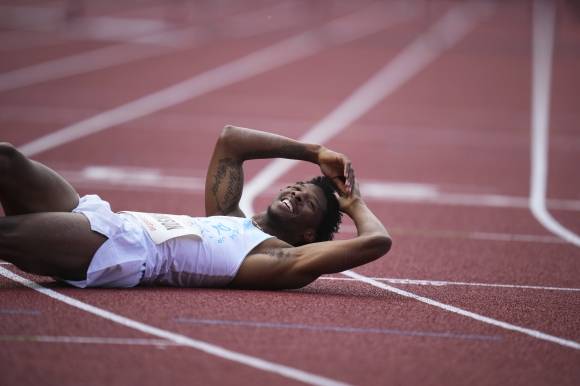 2025년 6월 24일(현지시간) 체코 오스트라바에서 열린 국제육상경기연맹(IAAF) 골든스파이크대회의 남자 400m 허들 결승에서 미국의 크리스 로빈슨(24)이 경기를 마친 뒤 자신의 기록에 만족하고 미소를 짓고 있다. AP 연합뉴스