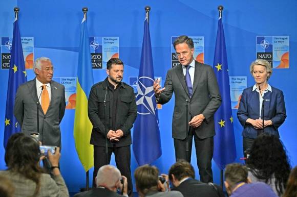 24일(현지시간) 나토(북대서양조약기구) 정상회의 참석 차 네덜란드 헤이그를 방문한 볼로디미르 젤렌스키 우크라이나 대통령이 마르크 뤼터 나토 사무총장, 우르줄라 폰데어라이엔 유럽연합 집행위원장, 안토니오 코스타 유럽연합 정상회의 상임의장과 함께 취재진 앞에 서고 있다. 2025.6.24 헤이그 UPI 연합뉴스(나토 자료)