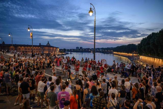 지난 21일 프랑스 툴루즈에서 열린 연례 거리 음악 축제 '페트 드 라 뮤지크'에서 뮤지션들이 거리에서 연주를 하고 있다. AFP연합뉴스