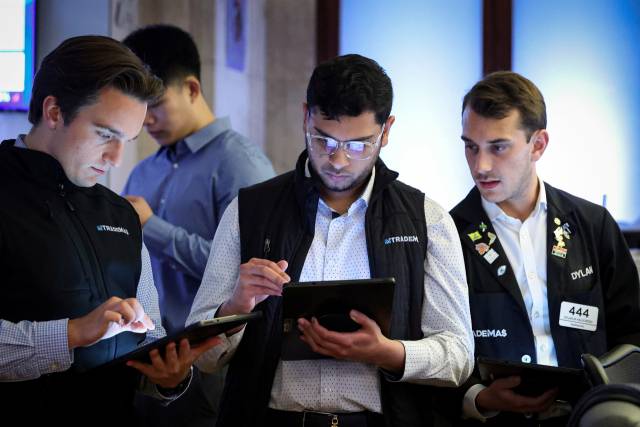 미국 뉴욕 뉴욕증권거래소에서 트레이더들이 업무를 보고 있다. 로이터연합뉴스