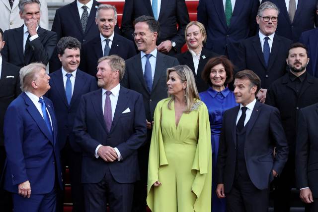 도널드 트럼프(앞줄 왼쪽부터) 미국 대통령과 빌렘 알렉산더 네덜란드 국왕, 막시마 네덜란드 왕비, 에마뉘엘 마크롱 프랑스 대통령 등 각국 정상들이 24일(현지 시간) 네덜란드 헤이그에서 열린 북대서양조약기구(NATO·나토) 정상회의 사전 행사인 만찬에 참석하기 앞서 기념촬영을 하고 있다. 로이터연합뉴스