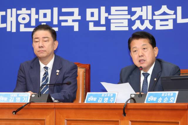 김병주(오른쪽) 더불어민주당 최고위원. 연합뉴스