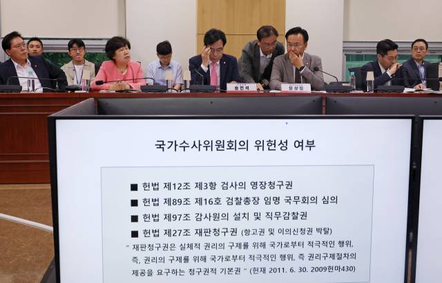 송언석 국민의힘 원내대표와 유상범 원내수석부대표가 25일 서울 여의도 국회 의원회관에서 열린 국민의힘 '국가수사위원회가 통제하는 수사체계의 문제점' 토론회에 참석해 발표를 듣고 있다. 연합뉴스