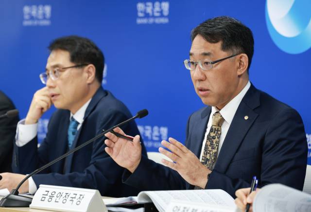 장정수(왼쪽) 한국은행 금융안정국장이 25일 서울 중구 한은에서 열린 금융안정보고서 설명회에서 발언하고 있다. 사진 제공=한국은행
