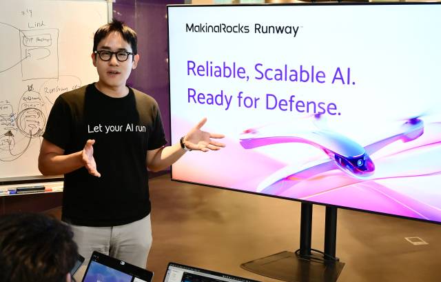 윤성호 마키나락스 대표가 25일 서울 강남구 마키나락스 본사에서 개발자들과 회의를 진행하고 있다. 권욱 기자