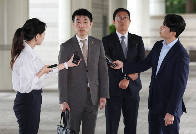 김용현 전 국방부장관에 대한 구속영장 심문이 진행된 25일 서초구 서울중앙지방법원에서 김 전 장관의 변호인인 이하상 변호사가 취재진 질문에 답하고 있다. 연합뉴스