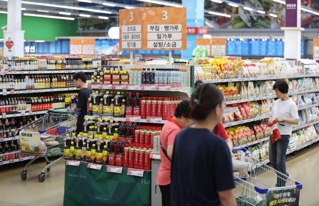 15일 서울의 한 대형마트에서 장을 보는 시민의 모습. 연합뉴스